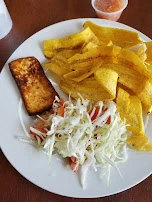 Tajadas Con Ensalada Y Queso Frito